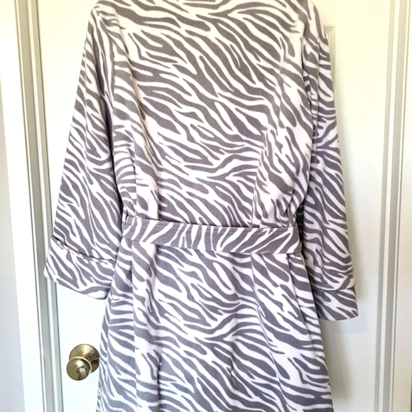 Women's Robe - Picture 2 of 4